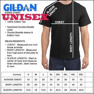 Puede incluir: Camiseta unisex negra Gildan con una tabla de tallas. La tabla incluye medidas de pecho, largo del cuerpo y largo de manga en pulgadas. La camiseta est&aacute; hecha de 100% algod&oacute;n con cuello de doble aguja sin costuras.