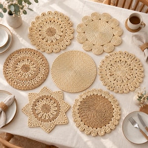 Peut inclure: Un ensemble de sept sets de table ronds tressés en fibres naturelles brun clair. Les sets présentent diverses textures, notamment des motifs circulaires tressés, des bords festonnés et des formes en étoile, disposés sur une nappe blanche.