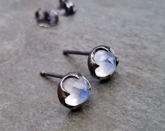 Clous d'oreilles en pierre de lune, argent sterling oxydé noir, pierre de lune ronde arc-en-ciel, pierre précieuse véritable taillée en rose, clous d'oreilles bleus