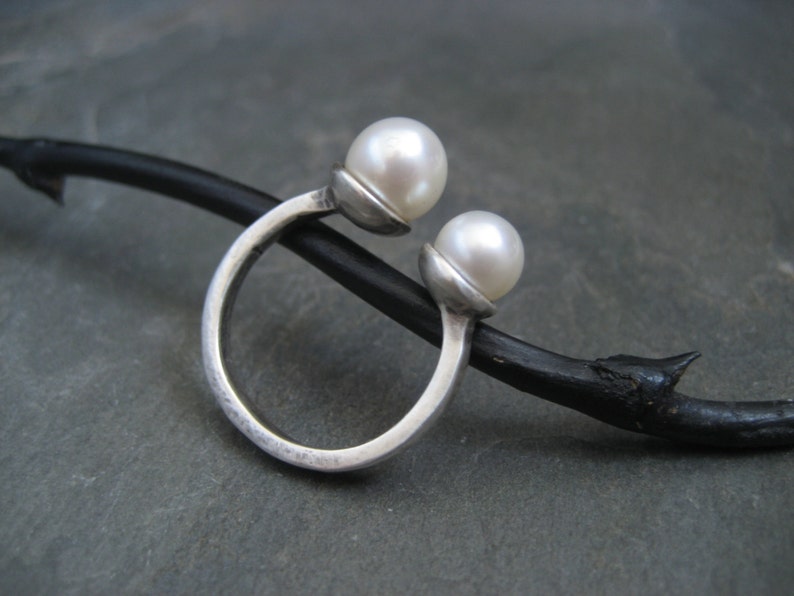 Twin pearl ring, double pearl, cultured pearl, silver pearl ring, midi ring, adjustable ring, off white pearls, handmade image 3
