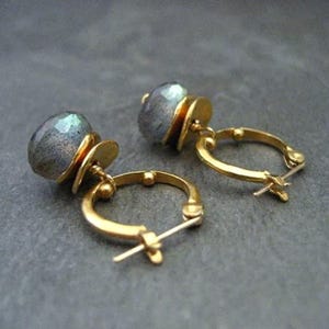 Små prickiga örhängen med labradorit, färgerna varierar mellan grönt/blått eller turkos, satinfärgad guldfinish