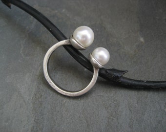 Twin pearl ring, double pearl, cultured pearl, silver pearl ring, midi ring, adjustable ring, off white pearls, handmade