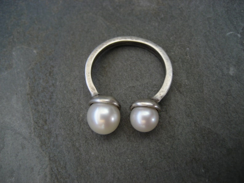 Twin pearl ring, double pearl, cultured pearl, silver pearl ring, midi ring, adjustable ring, off white pearls, handmade image 4