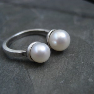 Twin pearl ring, double pearl, cultured pearl, silver pearl ring, midi ring, adjustable ring, off white pearls, handmade image 2