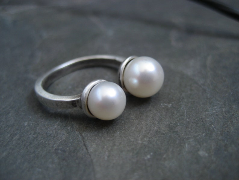 Twin pearl ring, double pearl, cultured pearl, silver pearl ring, midi ring, adjustable ring, off white pearls, handmade image 2
