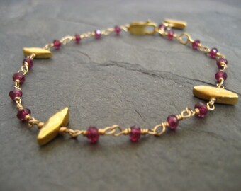 Delicato rhodolite bracelet - goldfilled and vermeil