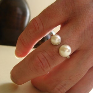 Twin pearl ring, double pearl, cultured pearl, silver pearl ring, midi ring, adjustable ring, off white pearls, handmade image 5