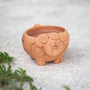Maceta de terracota hecha a mano con forma de oveja, mini maceta para suculentas y cactus, maceta con forma de animal (7,6 cm)