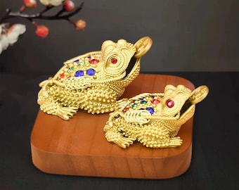 Money Holder Frog Decor, Chinese Chan Chu Statue, Three Legged Toad Figurine for Abundance, Asian Feng Shui Charm, Good Luck Tabletop Decor