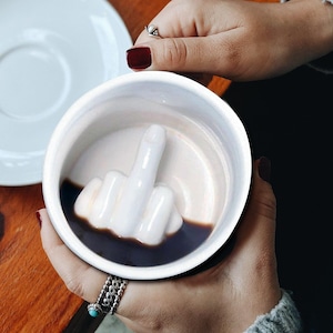 Rolig långfingerkaffemugg, keramisk långfingerkopp, kaffekopp med långfingret uppåt