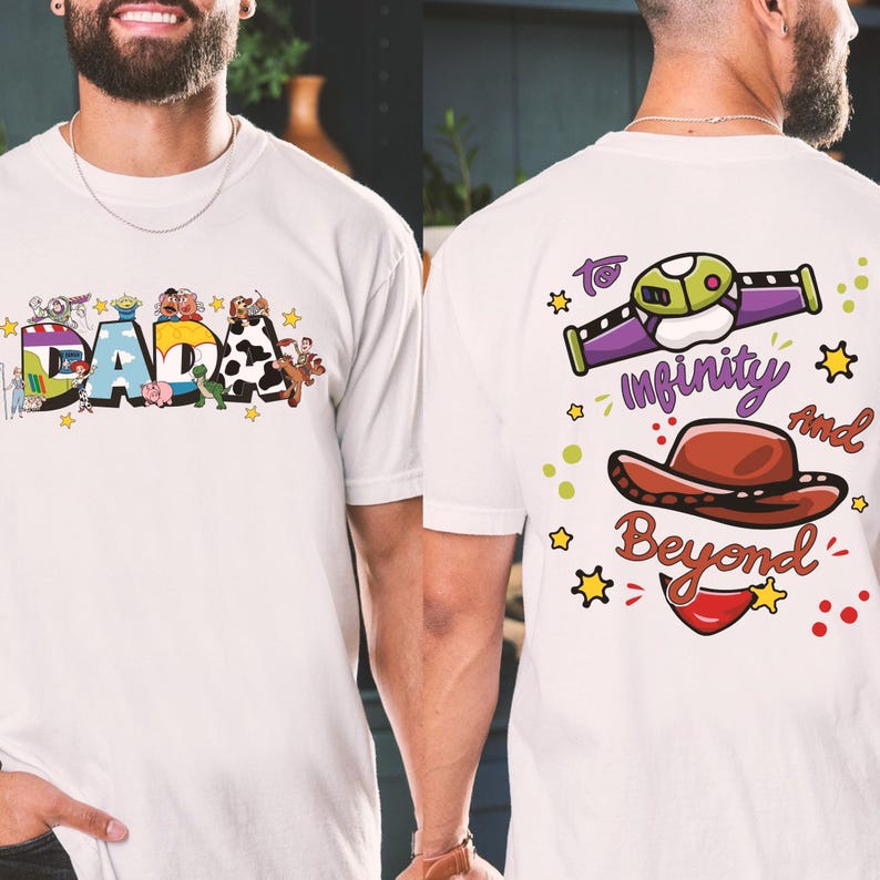 Puede incluir: Camiseta blanca con la palabra "DADA" en letras de colores, con personajes de dibujos animados y estrellas. La parte trasera de la camiseta tiene la frase "To Infinity And Beyond" con un dise&ntilde;o de guardabosques espacial y un sombrero de vaquero.