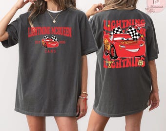 Lightning McQueen doppelseitiges T-Shirt, Rusteze Cars Design, Disney Pixar Kollektion, Radiator Springs Apparel, Familienurlaub Shirt