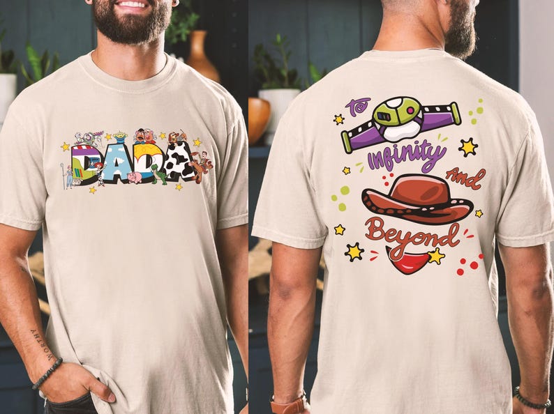 Puede incluir: Camiseta beige con la palabra "DADA" en letras coloridas de estilo caricatura en la parte delantera. La parte trasera de la camiseta presenta un gr&aacute;fico con la frase "To Infinity and Beyond" y un sombrero de vaquero.