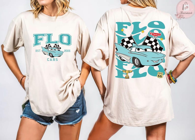 Puede incluir: Camiseta beige con un gr&aacute;fico turquesa de la palabra "FLO" y un coche de dibujos animados con banderas a cuadros. La parte trasera de la camiseta tiene un gr&aacute;fico m&aacute;s grande del coche, las banderas y la palabra "FLO". La camiseta tambi&eacute;n tiene el texto "Cars" y "Est. 2006".