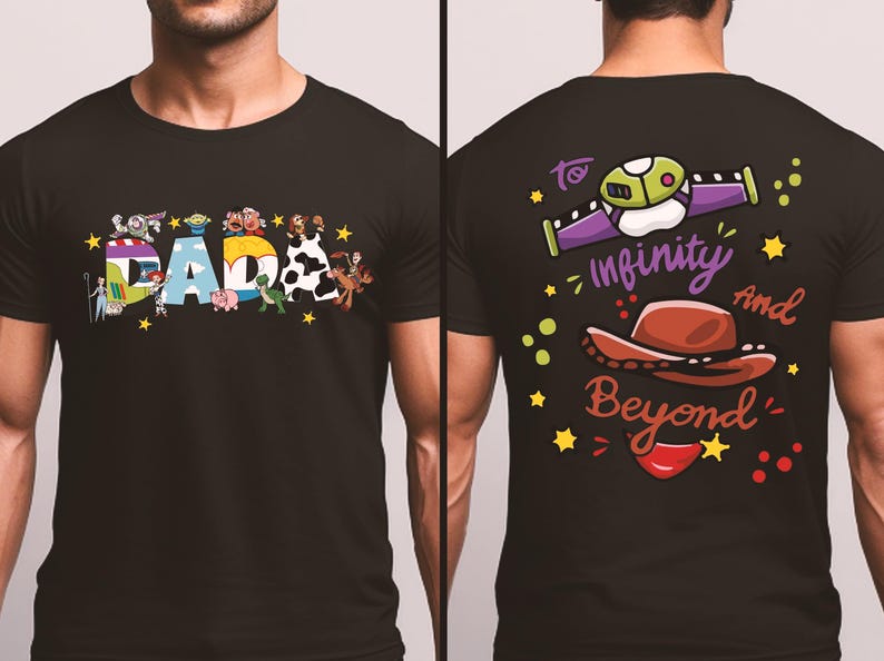 Puede incluir: Camiseta negra con la palabra "DAD" en letras coloridas y personajes de dibujos animados. La parte trasera de la camiseta tiene la frase "To infinity and beyond" con un sombrero de vaquero y un dise&ntilde;o de nave espacial.