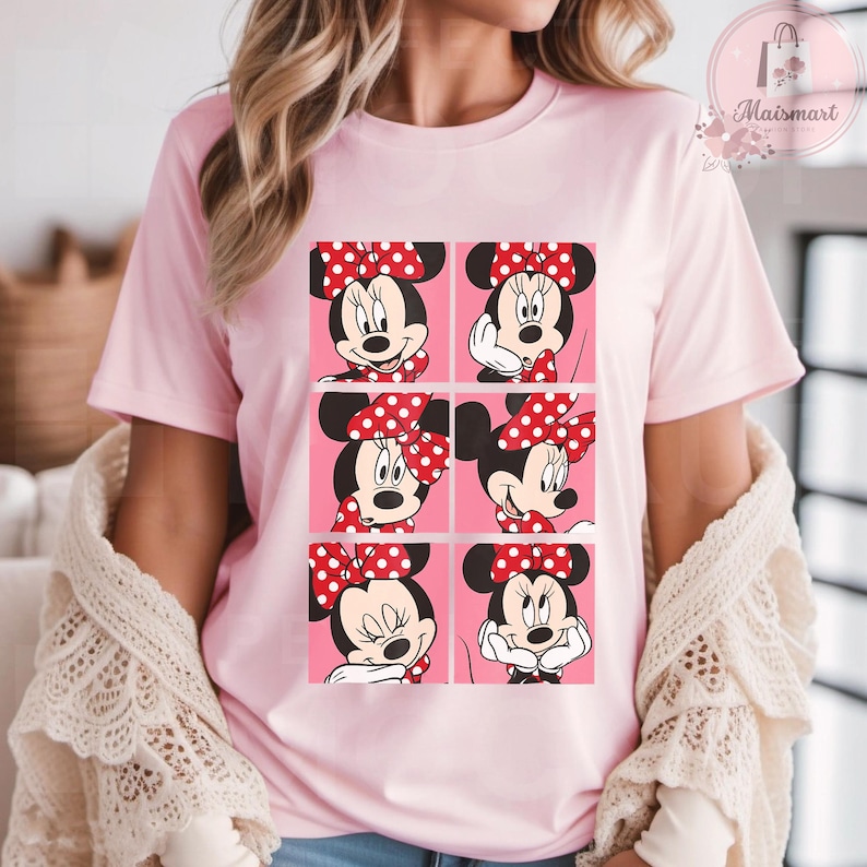 Puede incluir: Una camiseta rosa claro con una cuadr&iacute;cula de seis im&aacute;genes de Minnie Mouse. Cada imagen muestra a Minnie con un lazo rojo de lunares blancos. El fondo de cada imagen es rosa.