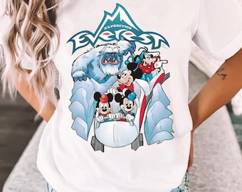 Camiseta infantil de Mickey y sus amigos en la expedición al Everest, diseño de Yeti de Disney, camiseta a juego para toda la familia de Disneyland, estilo retro de los 90.