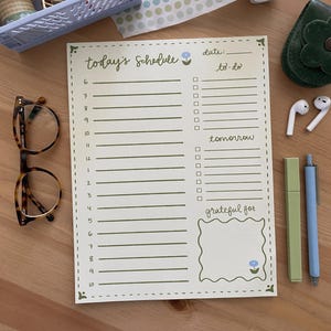 Hourly Schedule Notepad: Cottagecore Daily Planner Pad