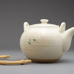 Japanese Teapot by Tachikichi – Handmade Ceramic Kyusu with Floral Motif, Cream Glaze, Bamboo Handle – Traditional Kyoto Pottery