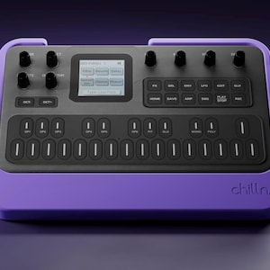 Pode incluir: Um sintetizador de música roxo com um painel de controlo preto, um ecrã digital central, vários botões rotativos e uma grelha de botões retangulares. A palavra chilln. está impressa no canto inferior direito da estrutura roxa.