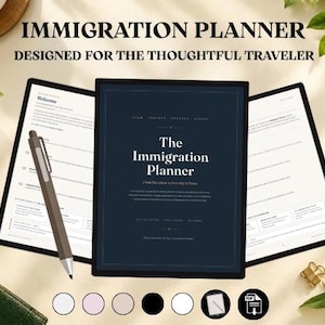 Könnte beinhalten: Ein digitaler Einwanderungsplaner auf drei Bildschirmen, mit einem dunkelblauen Cover und dem weißen Text The Immigration Planner. Die Seiten enthalten strukturierte Abschnitte für Reise- und Umzugsplanung sowie einen Eingabestift.