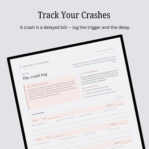 Op de afbeelding: Een witte papieren pagina getiteld The crash log met zwarte tekst en lichtroze accenten. De pagina bevat secties voor het bijhouden van triggers en vertragingen, met velden voor datum, wat eraan voorafging en de kosten.
