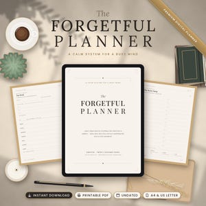 Op de afbeelding: Een digitale planner genaamd The Forgetful Planner weergegeven op een tabletscherm, omringd door plannerpagina's, een kopje koffie, een vetplant en een pen. De tekst luidt The Forgetful Planner, A Calm System for a Busy Mind.
