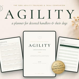 Könnte beinhalten: Ein digitaler Planer mit dem Titel AGILITY: The Dog Agility Training & Trial Companion, inklusive einer 2026-Ausgabe und Innenseiten für Trainingseinheiten und Wettkampfprotokolle. Ein goldenes Abzeichen zeigt PDF A4 INSTANT DOWNLOAD.