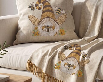 Motif de broderie machine pour textile d'intérieur Gnome Abeille Cozy, coussin décoratif Gnome Nid d'Aigle (fichier à télécharger numérique)