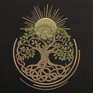 Puede incluir: Diseño bordado de un árbol con raíces y ramas entrelazadas, rodeado por un marco circular y un sol radiante. El árbol presenta hojas verdes y un aspecto texturizado detallado, sobre un fondo negro.