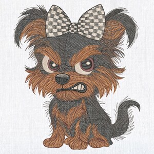 Puede incluir: Diseño bordado de un cachorro de Yorkshire Terrier enfadado con pelaje marrón y negro. El cachorro tiene una expresión enfadada, con los dientes apretados. Un lazo a cuadros adorna su cabeza. El diseño está sobre un fondo blanco.