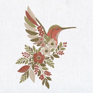 Può includere: Ricamo di un colibrì con le ali spiegate, con una miscela di elementi floreali rossi, verdi e beige. Il corpo dell'uccello è rosso tenue, con accenti verdi e beige. Il disegno è su uno sfondo bianco.