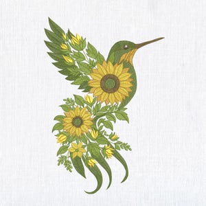 Puede incluir: Diseño bordado de un colibrí con detalles de girasoles y hojas. El ave es principalmente verde y amarillo, con un pico largo marrón. Las alas y el cuerpo están llenos de girasoles y hojas, sobre un fondo blanco.