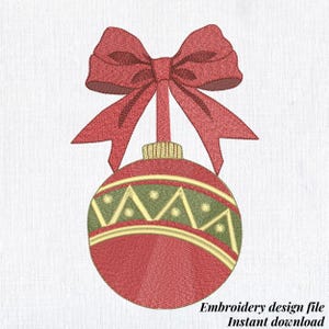 Może przedstawiać: Czerwona bombka choinkowa z zielono-złotym geometrycznym wzorem, zwieńczona czerwoną kokardą. Tekst "Embroidery design file Instant download" znajduje się na dole obrazu.