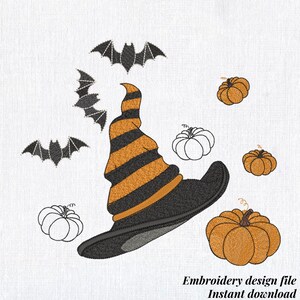 Op de afbeelding: Een borduurontwerp met een zwarte heksenhoed met oranje en zwarte strepen, omringd door vleermuizen en pompoenen. De pompoenen zijn oranje en wit. De tekst "Embroidery design file Instant download" staat onderaan.