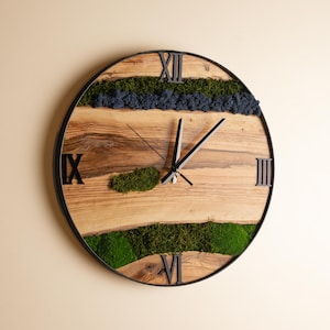 Reloj de pared de madera de olivo con musgo personalizado, reloj de musgo preservado con marco de metal, arte de pared de musgo, regalos de inauguración de la casa, decoración de granja, regalo para mamá
