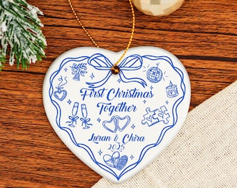 Adorno de corazón personalizado "Primera Navidad juntos", con nombres personalizables y fecha especial, en azul, verde, rosa y negro, regalo de San Valentín.