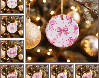 Adornos navideños de cerámica personalizados con lazo rosa y lunares. Decoración festiva encantadora y adorable. Ideas de regalo únicas.