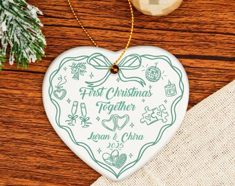 Adorno de corazón personalizado "Primera Navidad juntos", con nombres personalizables y fecha especial, en azul, verde, rosa y negro, regalo de San Valentín.