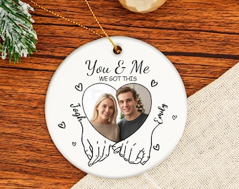 Adorno de corazón con foto personalizada para pareja, con foto y nombre personalizables, texto "Tú y yo, lo tenemos todo", diseño de pareja tomados de la mano, regalo de San Valentín.