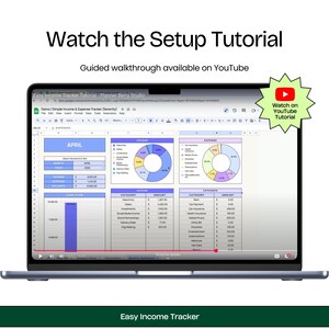 Op de afbeelding: Een laptopscherm dat een Google Sheet toont met een budgettracker met de titel "Easy Income Tracker Tutorial - Planner Berry Studio". De sheet bevat een cirkeldiagram, een staafdiagram en gegevenstabellen. Een YouTube-afspeelknop-pictogram bevindt zich in de rechterbovenhoek van het scherm met de tekst "Bekijk op YouTube Tutorial".