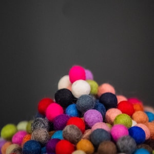 2 cm Pom-Poms aus 100% Wollfilz in verschiedenen Farben zum Basteln, Girlanden, Wohnkultur, Montessori & Sensorisches Spiel – Handarbeit aus Nepal