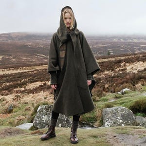 Women’s Traditional Irish Wool Country Walking Cape | Pure New Wool | Made in Ireland by Hourihan