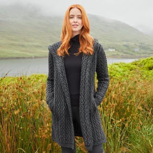 Kardigan damski z kapturem Aran Waterfall | 100% wełny merynosów | Dzianina irlandzka | Długi kardigan w kolorze antracytowym