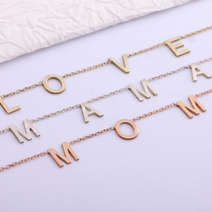 Letterketting - minimalistische look - gouden initialen - ketting zijdelings - cadeaus voor moeder - gouden ketting - cadeau bruidsmeisjes - kerstcadeau