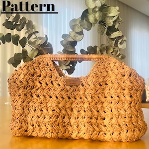 Könnte beinhalten: Eine hellbraune gehäkelte Tasche mit Holzgriff. Die Tasche hat ein strukturiertes Muster. Die Worte "Crochet Pattern" stehen oben im Bild.