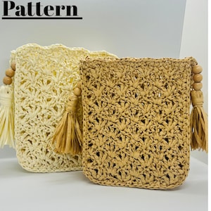 Puede incluir: Dos bolsos de ganchillo en crema y marrón. Los bolsos tienen un patrón tejido, asas de cuentas de madera y borlas. El texto "Crochet Pattern" está en la parte superior de la imagen.