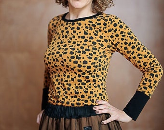 Elegant Basic Shirt with Great Details in Leopard print Jersey - A Mix of Timeless and Versatile Style