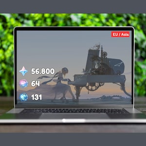 Pode incluir: Um laptop exibe uma cena de arte digital de uma pessoa tocando um piano de cauda. A tela mostra o texto "EU / Asia" em uma caixa vermelha e três conjuntos de números com ícones de gemas. O laptop está em uma superfície de madeira com um fundo verde frondoso.