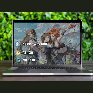 Könnte beinhalten: Ein Laptop-Bildschirm zeigt eine farbenfrohe Anime-Illustration mit dem Text "Wuthering Waves" und numerischen Daten. Das Bild zeigt drei Figuren mit langen Haaren und detaillierter Kleidung. Der Laptop steht auf einer Holzoberfläche.